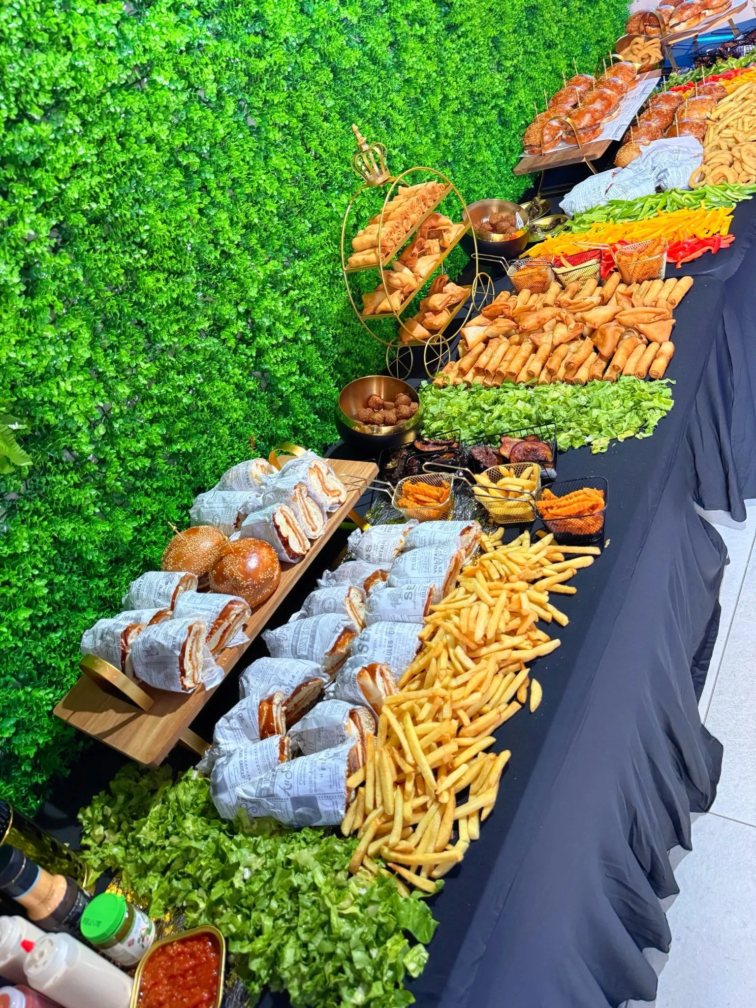 שולחן שוק ארוך ומוכן להגשה